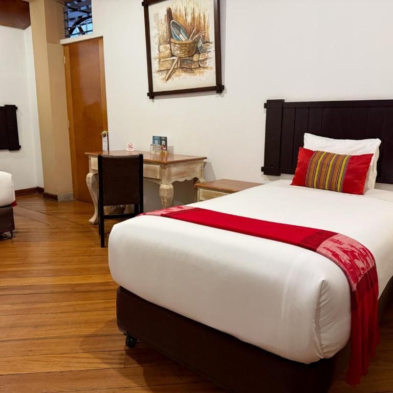 Hotel Monasterio San Pedro - Family Room - 5