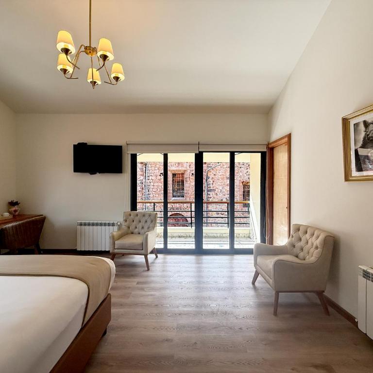 Hotel Monasterio San Pedro - Suite with Garden View - 4