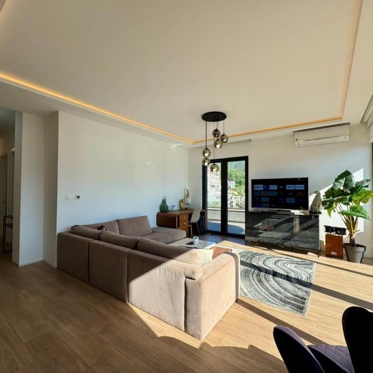 Royal Residence Penthouse - Budva, Center - Three-Bedroom Apartment - High Floor - 38