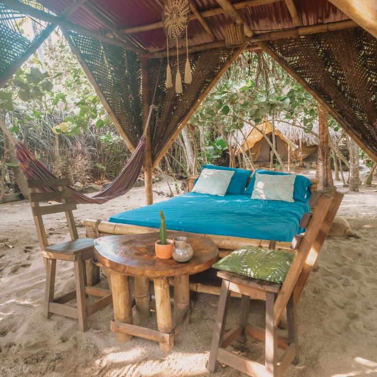Lote 10 Tayrona Glamping - Habitación con cama extragrande y vistas al mar - 9