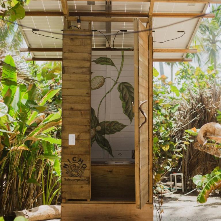 Lote 10 Tayrona Glamping - Habitación con cama extragrande y vistas al jardín - 5