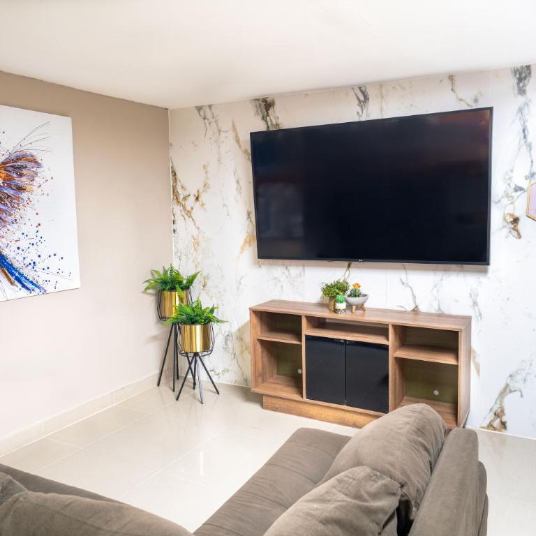 5 bedroom, with Arcade machine and foosball, 1 block from Lleras park P3 - Apartment - 31
