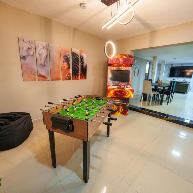 5 bedroom, with Arcade machine and foosball, 1 block from Lleras park P3 - Apartment - 26