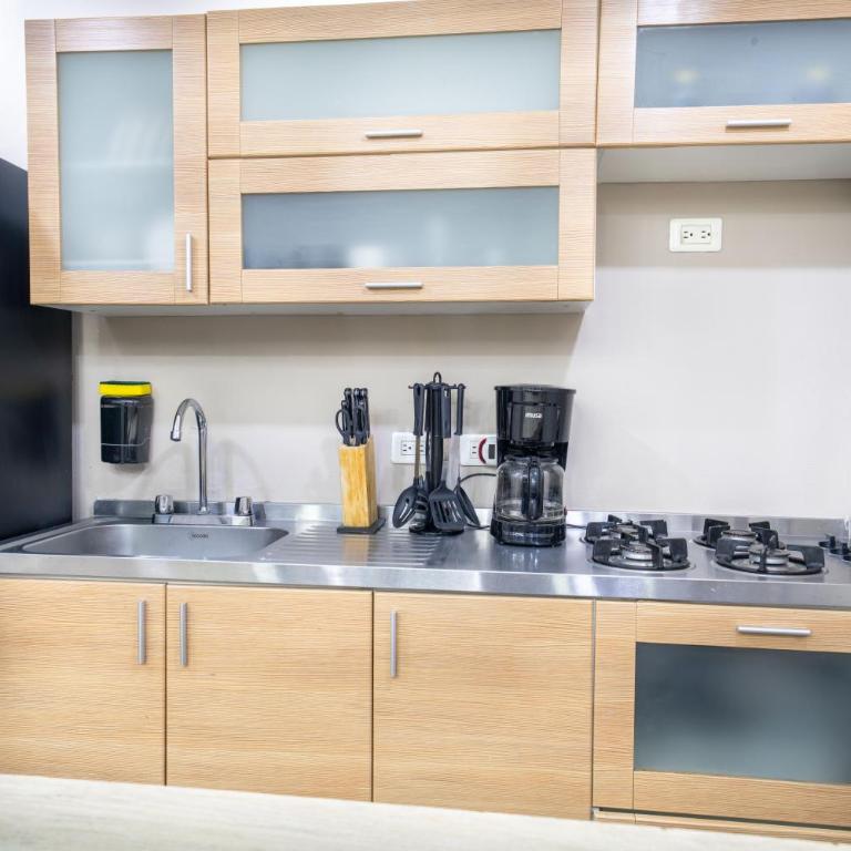5 bedroom, with Arcade machine and foosball, 1 block from Lleras park P3 - Apartment - 25