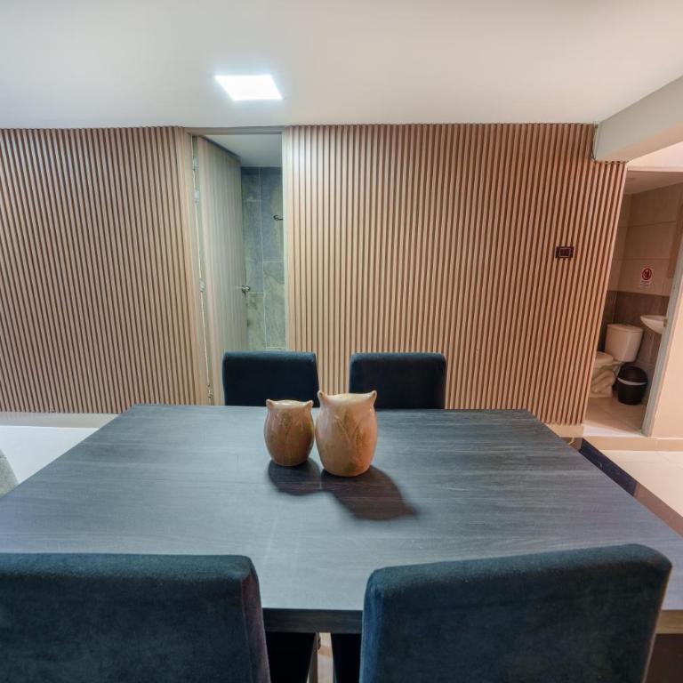 5 bedroom, with Arcade machine and foosball, 1 block from Lleras park P3 - Apartment - 24