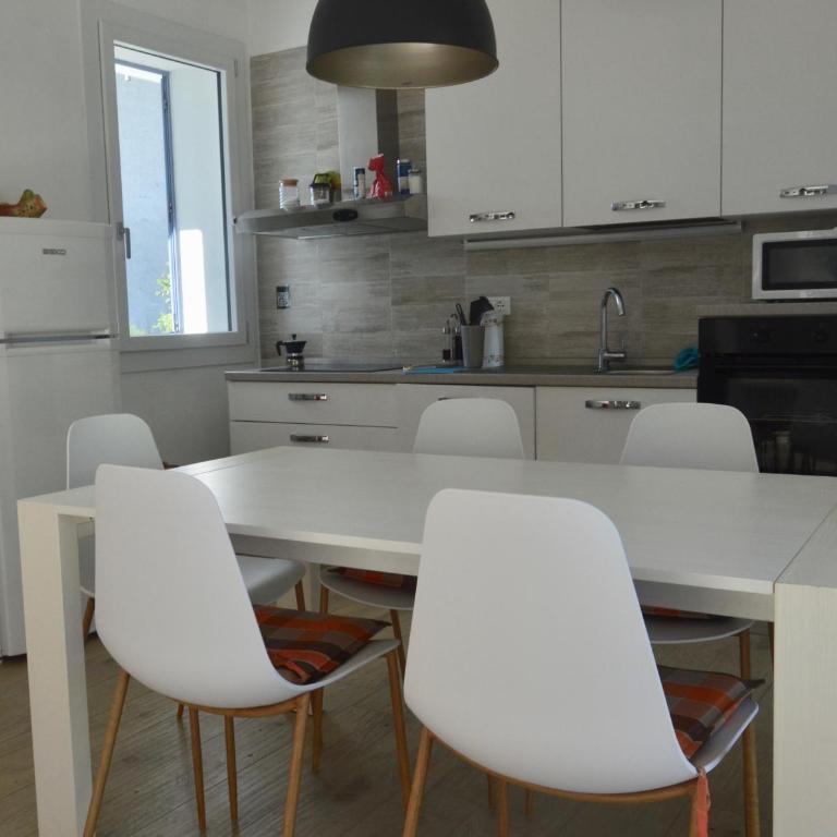 Villa Carlotta Rossa - Holiday Home with garden and pool - Casa Vacanze con 3 Camere da Letto - 10