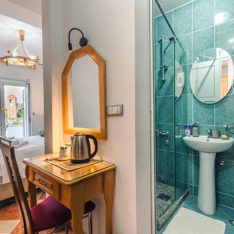 Wiena Apartments - Deluxe Double Room with Balcony and Sea View - 9