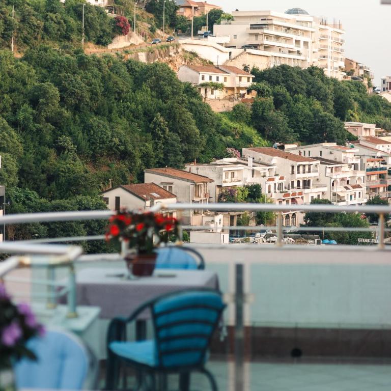 Wiena Apartments - Deluxe Double Room with Balcony and Sea View - 3