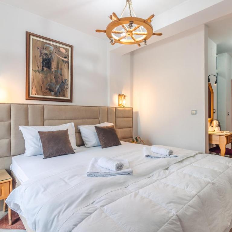 Wiena Apartments - Deluxe Double Room with Balcony and Sea View - 1