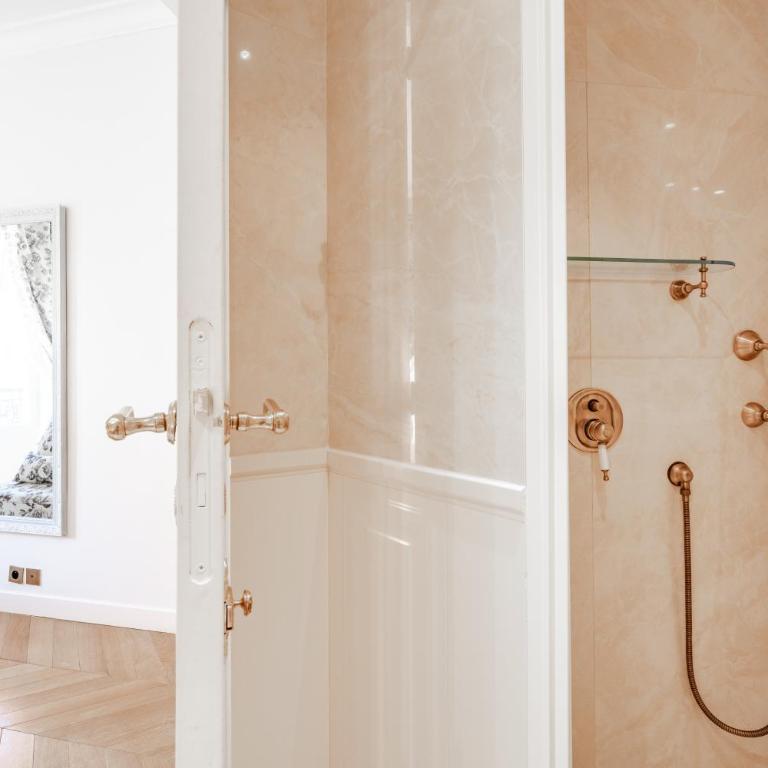 Elegant Luxury Apartment on Champs Elysees - Appartement 3 Chambres Premium avec Balcon - 12