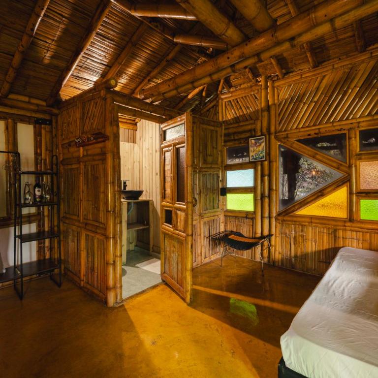 Ecohotel Tierra de Agua - Habitación con cama grande y balcón - 1