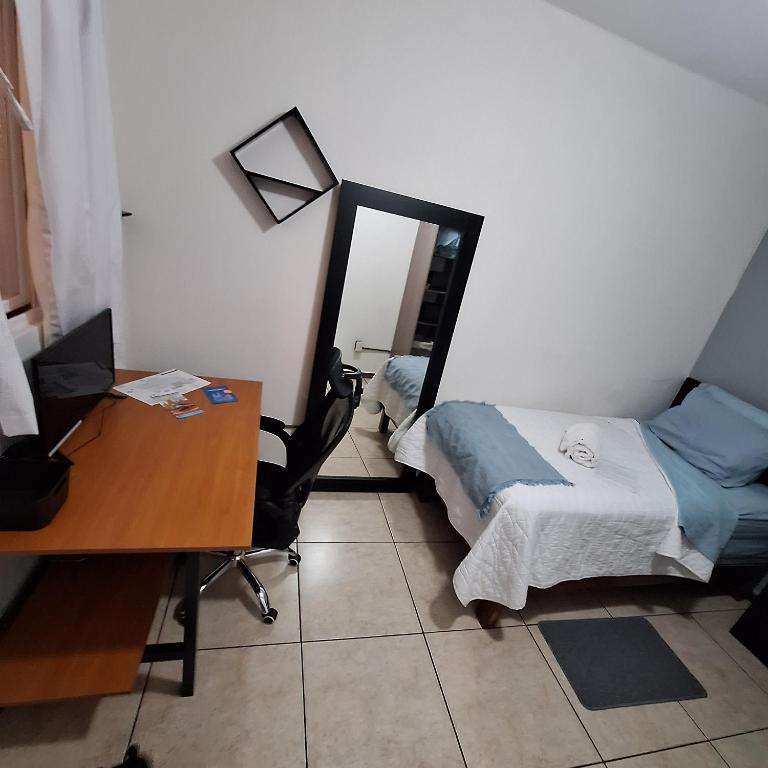 Casa de Ofe Hostal cuarto privado baño compartido - Single Room with Shared Bathroom - 1