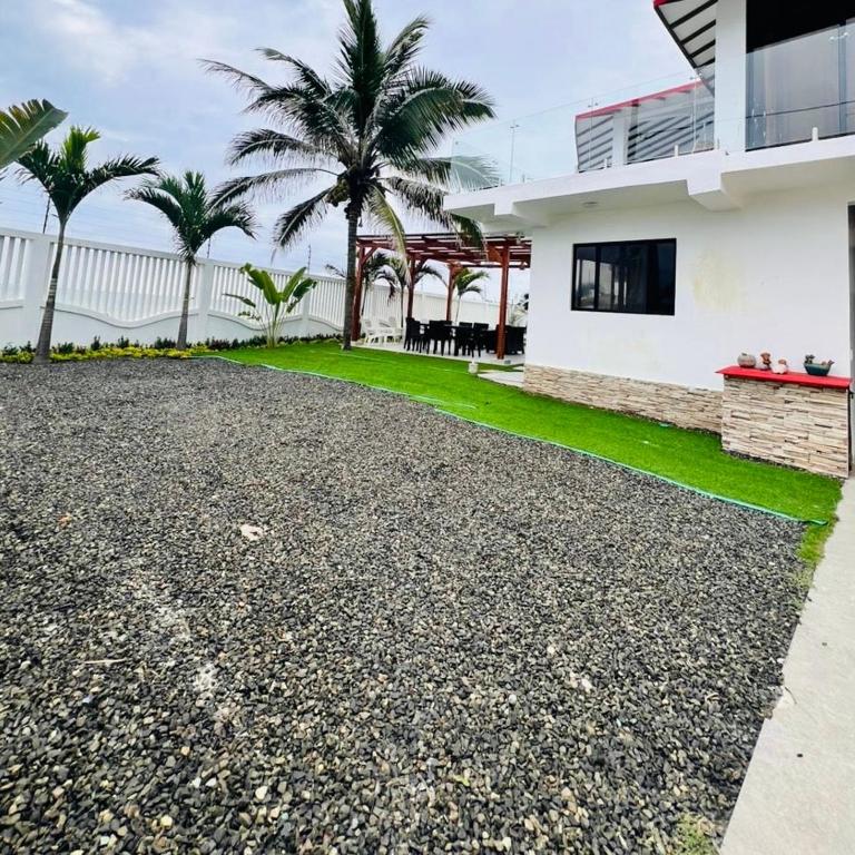 Oceanfront House With Pool and BBQ - Four-Bedroom House - 3