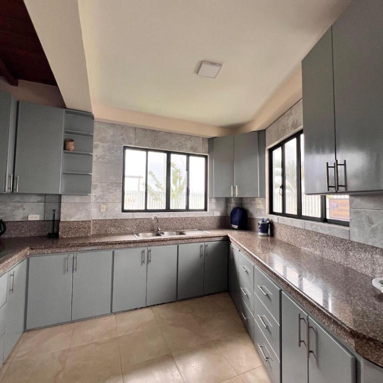 Oceanfront House With Pool and BBQ - Four-Bedroom House - 4