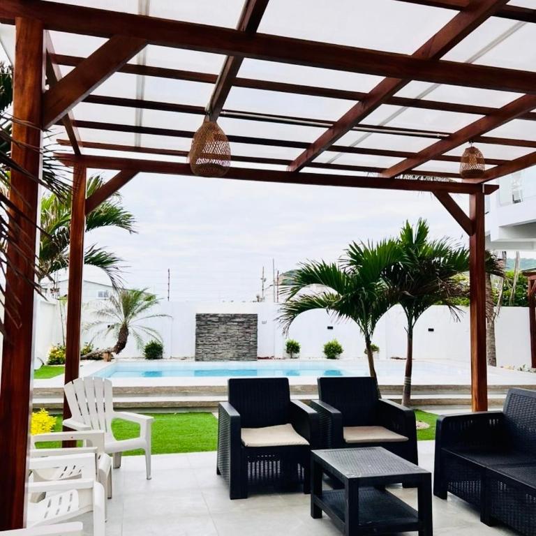 Oceanfront House With Pool and BBQ - Four-Bedroom House - 9