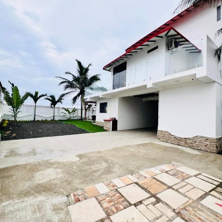 Oceanfront House With Pool and BBQ - Four-Bedroom House - 12