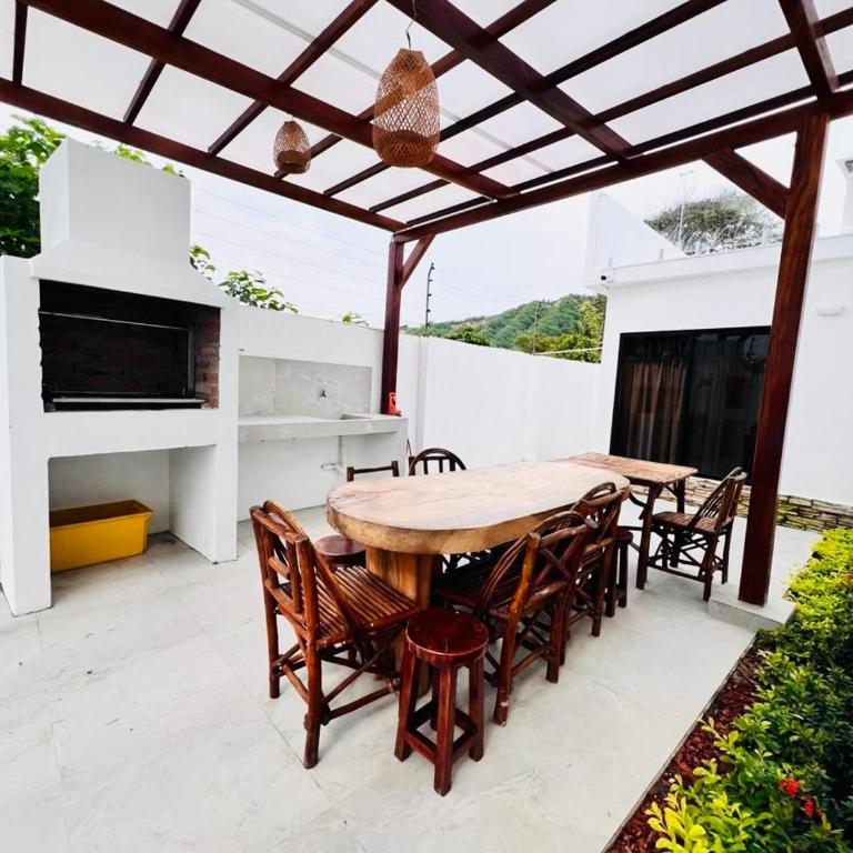 Oceanfront House With Pool and BBQ - Four-Bedroom House - 14