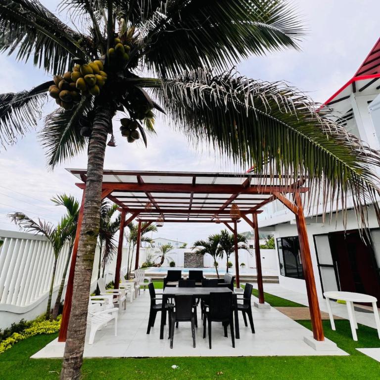 Oceanfront House With Pool and BBQ - Four-Bedroom House - 23
