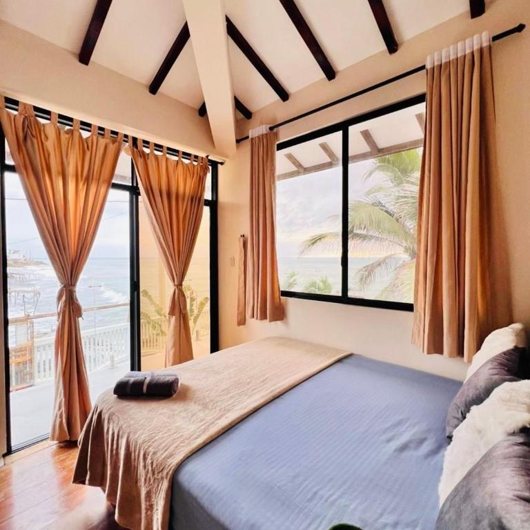 Oceanfront House With Pool and BBQ - Four-Bedroom House - 29