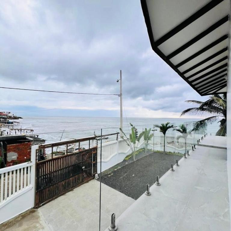 Oceanfront House With Pool and BBQ - Four-Bedroom House - 37