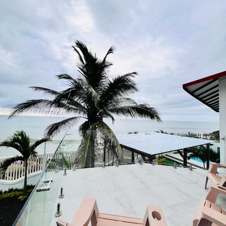 Oceanfront House With Pool and BBQ - Four-Bedroom House - 50