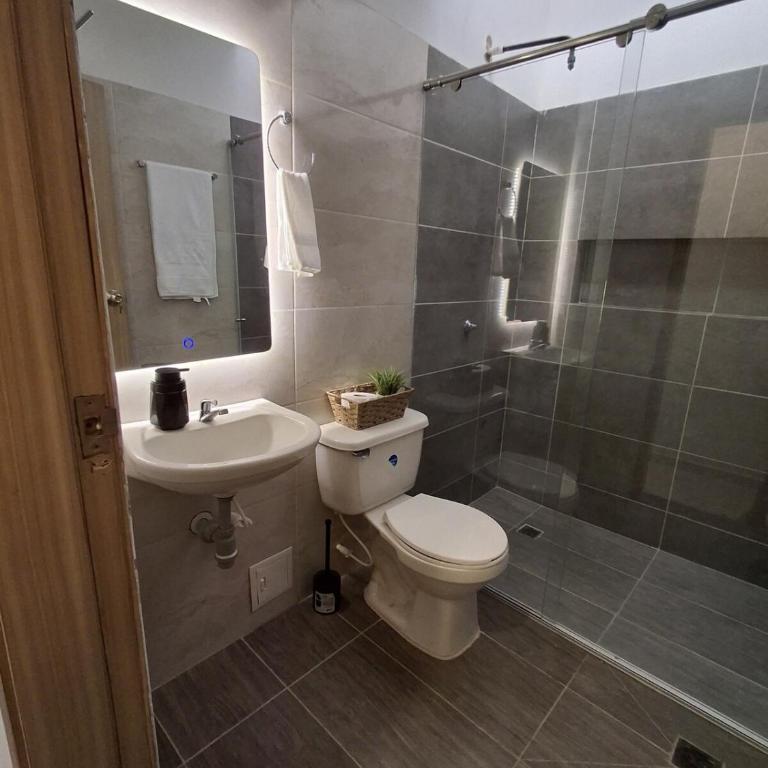 Suite moderna con parqueadero y cocina equipada - Apartamento de 1 dormitorio - 17