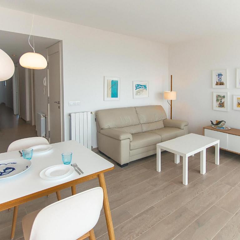 Piso Elena – Primera Línea con vistas espectaculares – 4/5 personas - ES-360-8 - Apartamento - 8