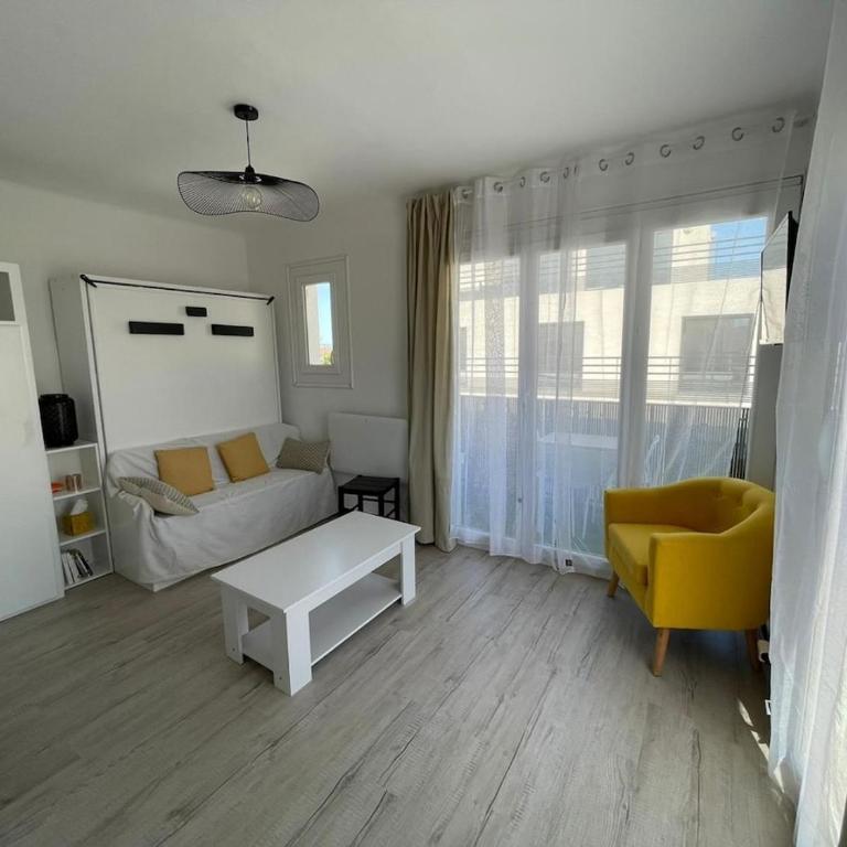 Cozy studio avec balcon 300 m de la mer - Apartamento de 1 dormitorio - 1