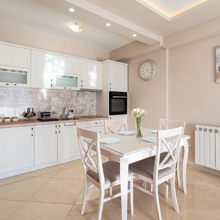 Radonjić Apartments - One-Bedroom Apartment with Balcony and Sea View - 10
