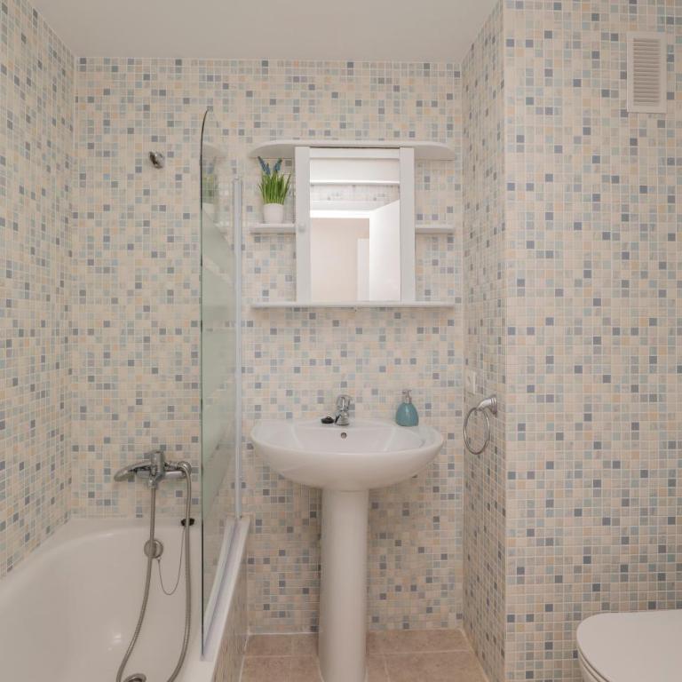 Casares del Sol By Acomodation - Apartamento de 2 dormitorios con vistas al jardín - 21