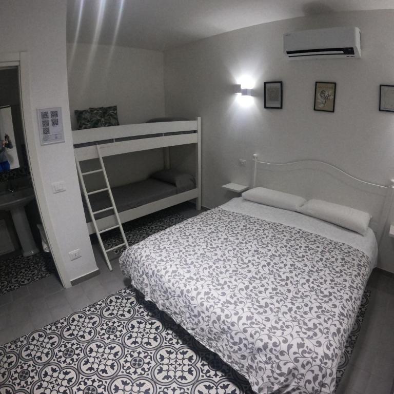 B&B Pepe Rosa Tropea - Quadruple Room with Private Bathroom - 8