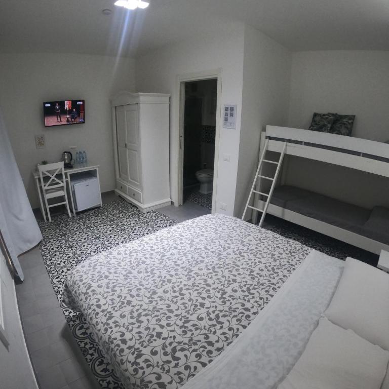 B&B Pepe Rosa Tropea - Quadruple Room with Private Bathroom - 12