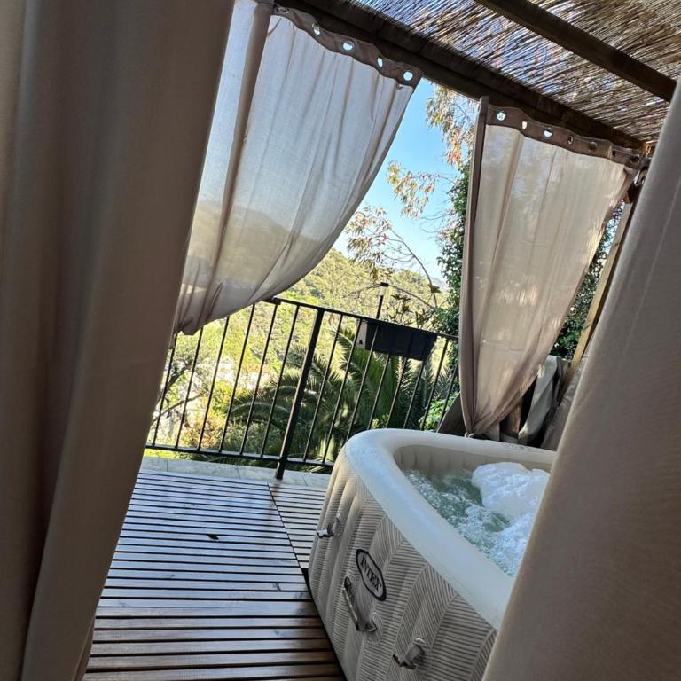 Studio romantique avec jacuzzi privé - aperçu mer - terrasse - parking gratuit - Appartement 1 Chambre - 3