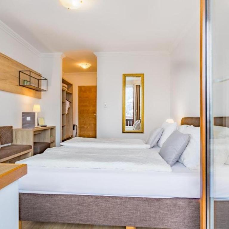 Ski-n-Lake City Apartments - Doppelzimmer mit Seeblick - 13