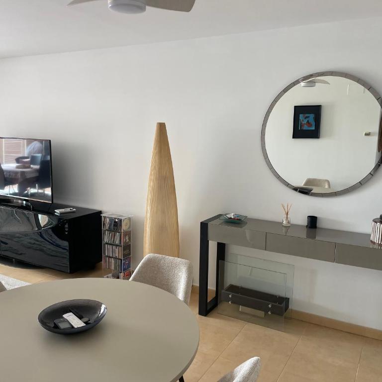 BEL APPARTEMENT REZ De CHAUSSEE AVEC DOUBLE TERRASSE FACE AU LAC ET AU GOLF - Apartamento de 2 dormitorios - 8