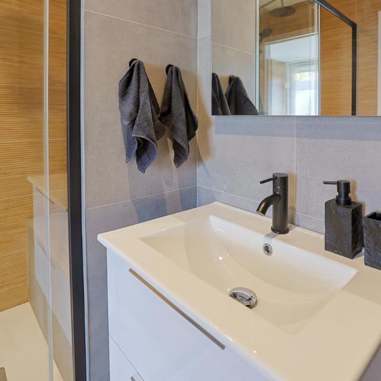 Ecrin des Alpes, Jacuzzi, Netflix, Ambiance chalet - Appartement 1 Chambre - 20
