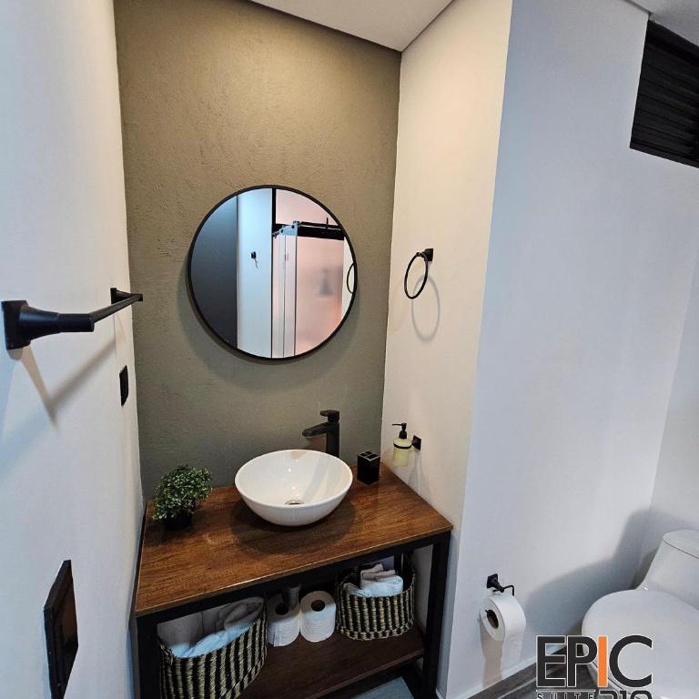Epic Suite 210 Deluxe Airport - King Studio with Sofa Bed - 5