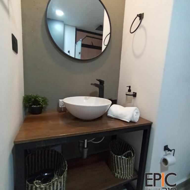 Epic Suite 210 Deluxe Airport - King Studio with Sofa Bed - 17