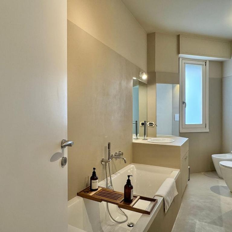 Living Regina Giovanna - Appartamento con 2 Camere da Letto - 2