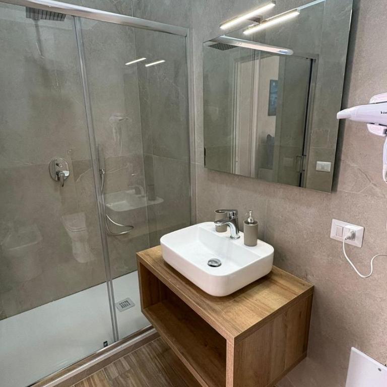 Partenope Napoli Suites - Camera Tripla con Bagno Privato - 2