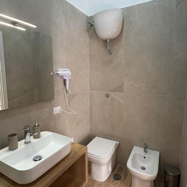 Partenope Napoli Suites - Camera Tripla con Bagno Privato - 3