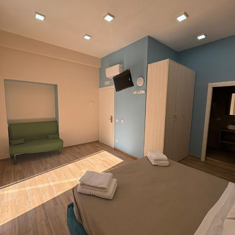 Partenope Napoli Suites - Camera Tripla con Balcone - 5
