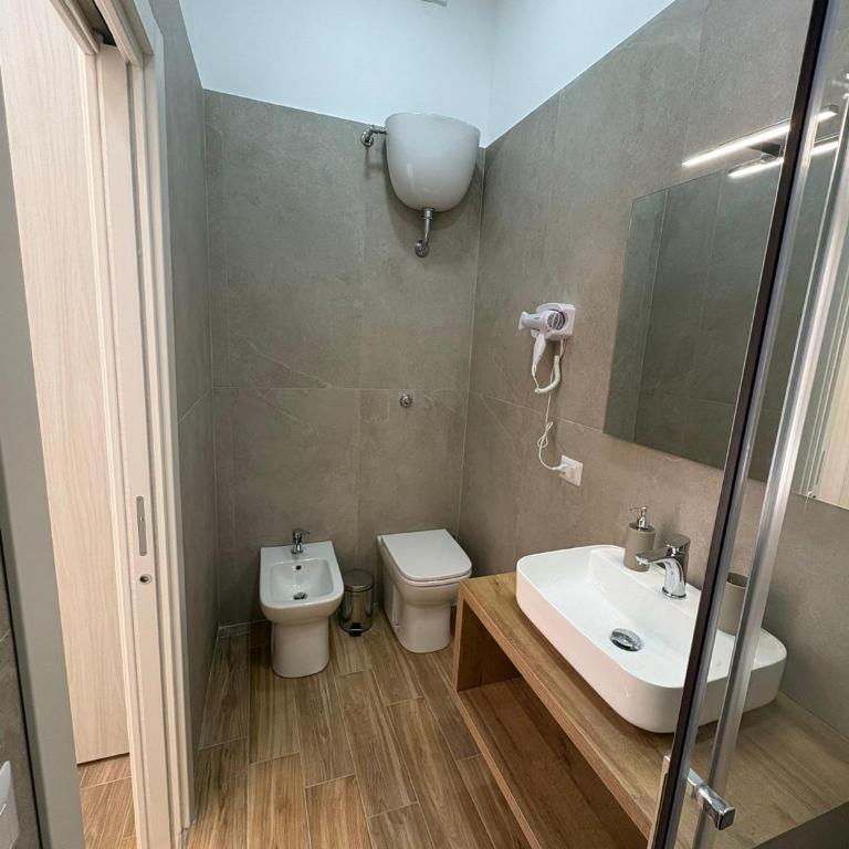 Partenope Napoli Suites - Camera Tripla con Balcone - 9
