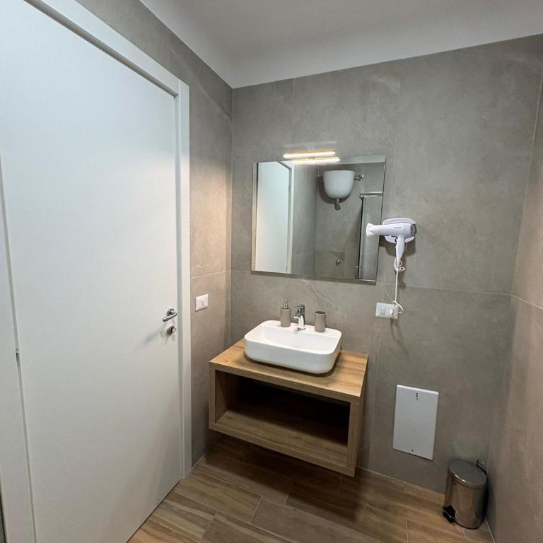 Partenope Napoli Suites - Camera Tripla con Bagno Privato - 15