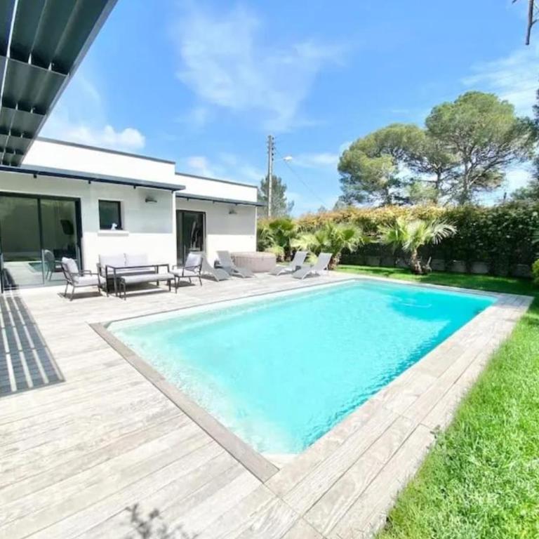 Luxurious air-conditioned 3-bedroom villa with swimming pool and garden - Villa mit 3 Schlafzimmern - 1