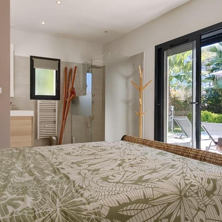 Luxurious air-conditioned 3-bedroom villa with swimming pool and garden - Villa mit 3 Schlafzimmern - 12
