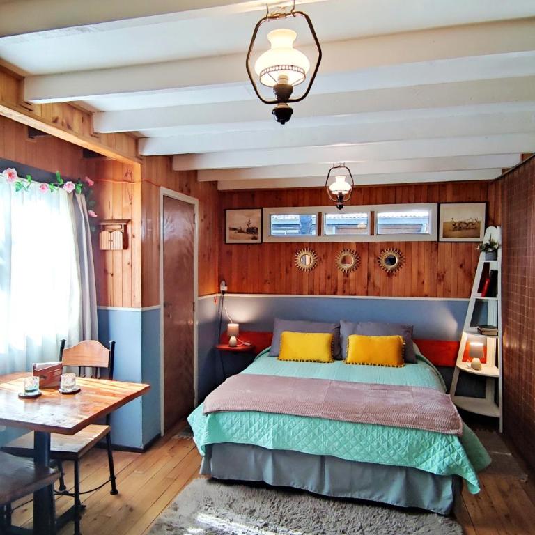 Victoria Cabin - Double Room with Private Bathroom - 1