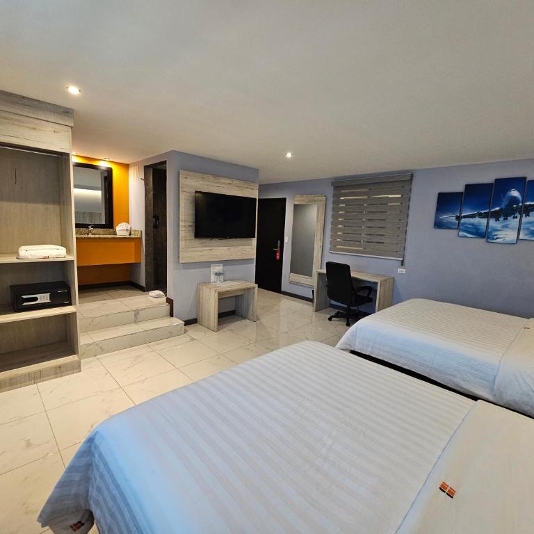 Hangar Inn TJ - Aeropuerto - Deluxe Queen Room with Two Queen Beds - 1