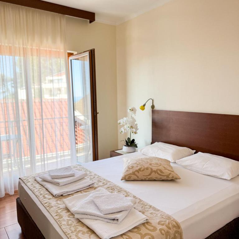Apartments MUN Petrovac - Deluks Dvokrevetna Soba sa Bračnim Krevetom i Pogledom na More - 9