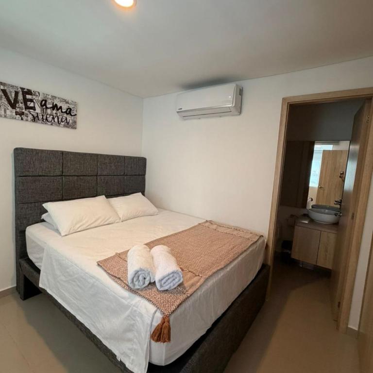 Apartamento de tres alcobas - Three-Bedroom Apartment - 70